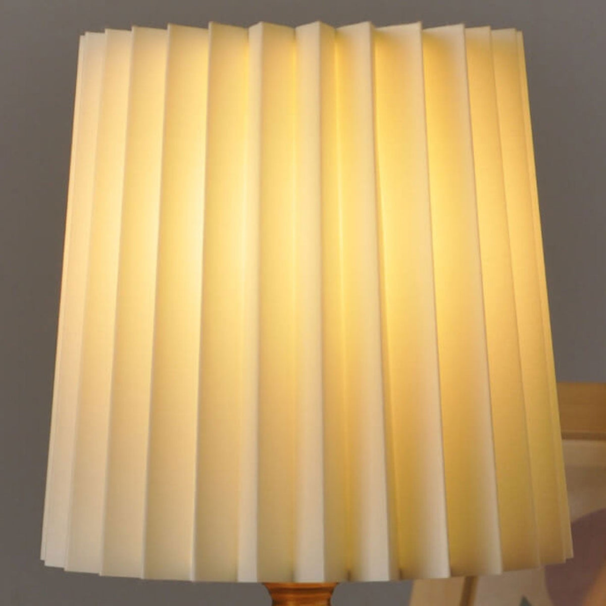 Wooden Table Lamp with Pleated Fabric Shade – 31 cm Japandi Retro Bedside & Desk Lamp for Bedroom & Living Room, USB