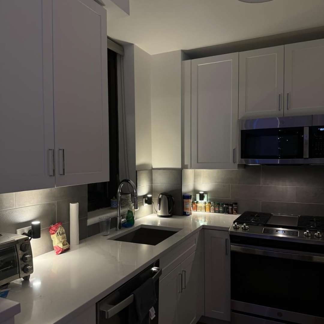 Minimalist LED Wall Light with Light Sensor – Automatic Day & Night Function for Modern Interiors